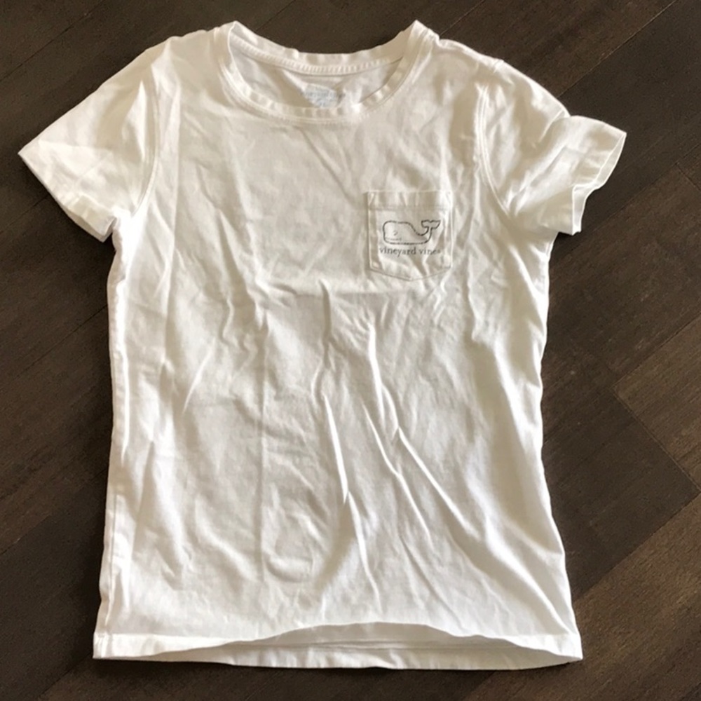White vineyard vines t-shirt